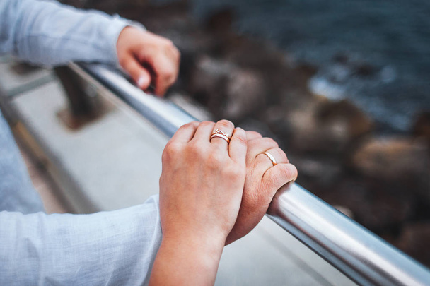 Nevěsta si vzal ruku ženicha - Fotografie, Obrázek