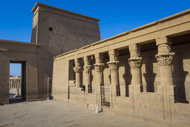 Świątynia File na wyspie Agilkia w Jeziorze Nassera w pobliżu Asuanu, E - Zdjęcie, obraz