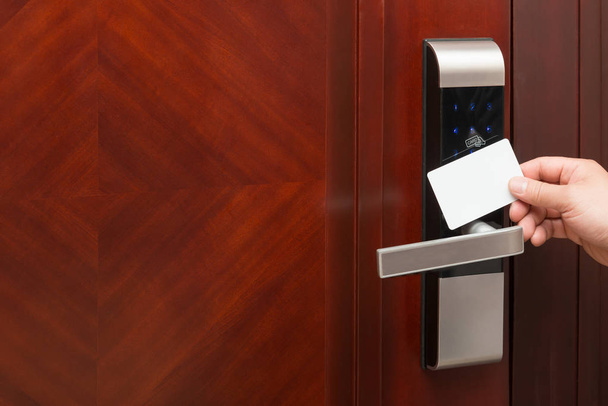 elektronisch deurslot openen door een lege beveiligingskaart goed voor het toevoegen van tekst en logo - Foto, afbeelding
