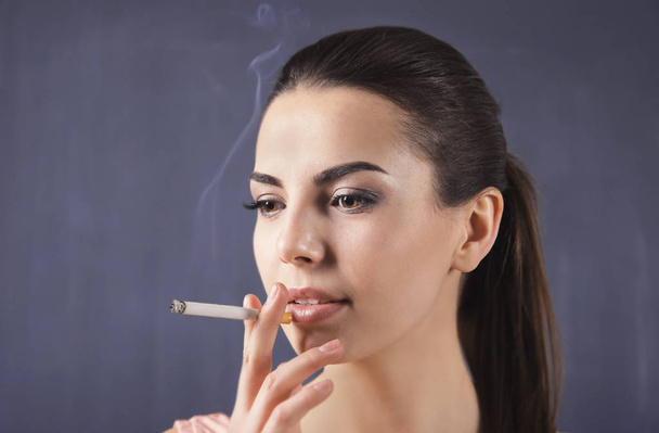 Young woman smoking cigarette  - Foto, immagini