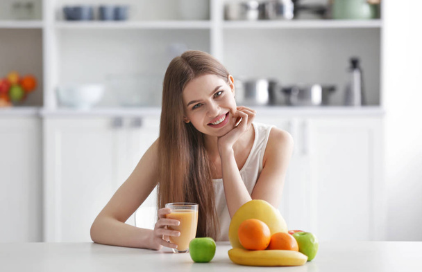woman tasting fresh juice - Foto, Bild