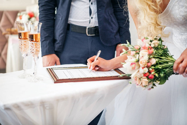 Η νύφη υπογράφει έγγραφα στο γάμο - Φωτογραφία, εικόνα