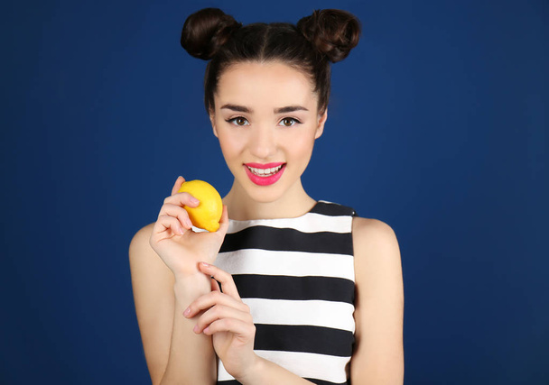 Beautiful young woman with lemon - Foto, Imagen