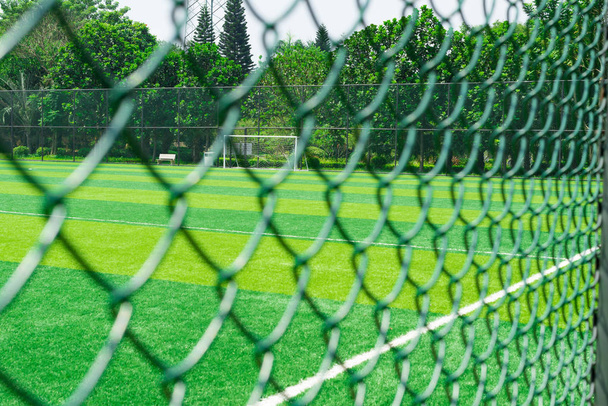 un campo de fútbol detrás de la valla
 - Foto, Imagen