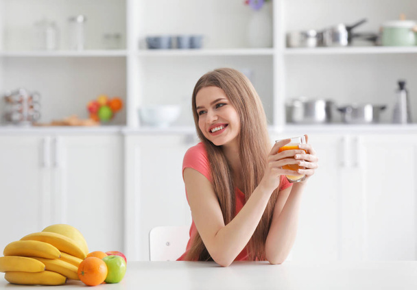 woman tasting fresh juice - Foto, Bild