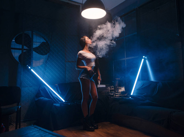 conceito vaping, mulher sexy fumar e vaping
 - Foto, Imagem