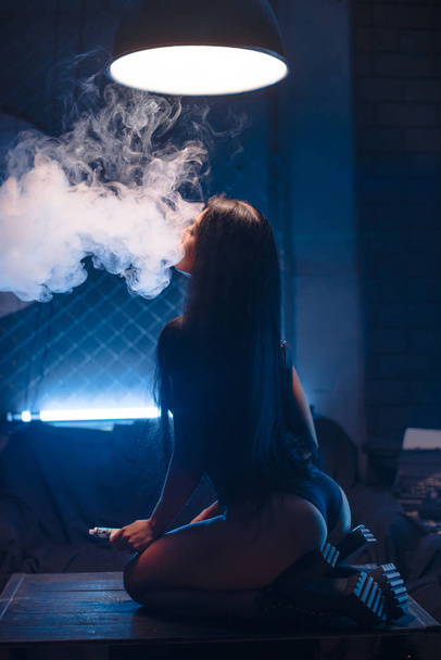 ατμός έννοια, σέξι νεαρή γυναίκα στο εσωρούχων vaping e-τσιγάρων - Φωτογραφία, εικόνα
