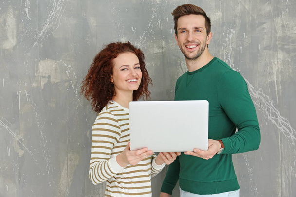 Jovem casal feliz com laptop
  - Foto, Imagem