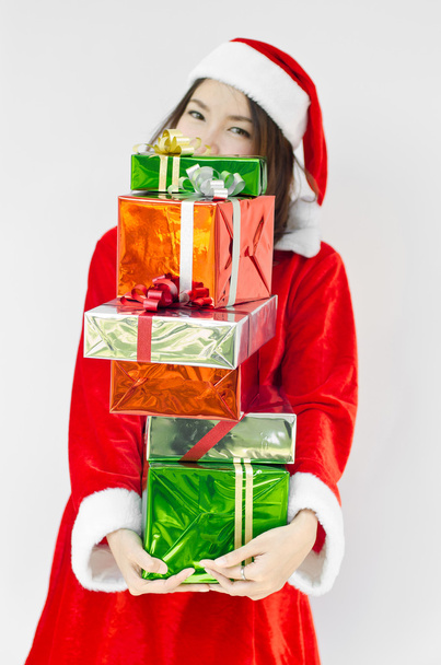 шапка Санта Клауса с рождественскими подарочными коробками
 - Фото, изображение