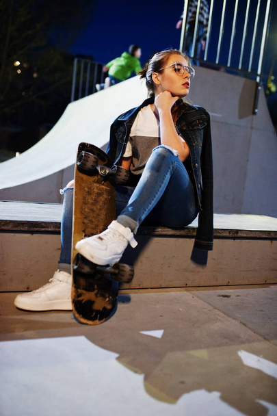Young teenage urban girl with skateboard, wear on glasses, cap a - Fotografie, Obrázek