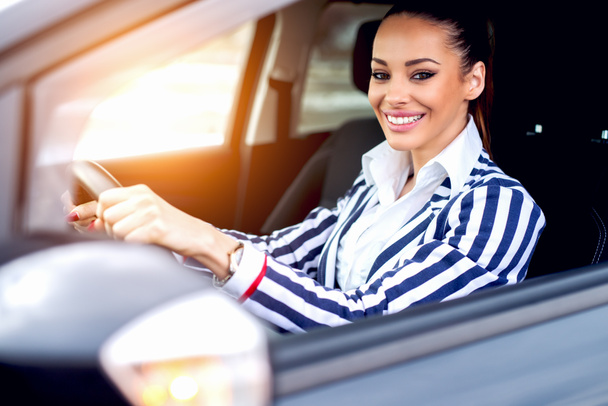 Young woman driving car - Zdjęcie, obraz