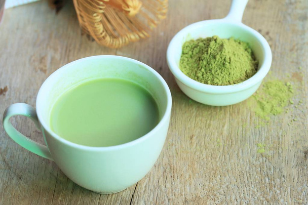té verde caliente con polvo
 - Foto, Imagen