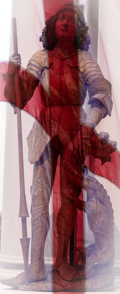 St George Statue vermengd met Engels vlag - Foto, afbeelding