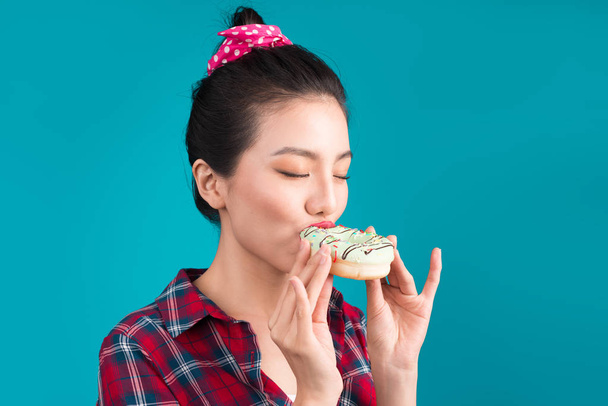 Retro nő evés desszert  - Fotó, kép
