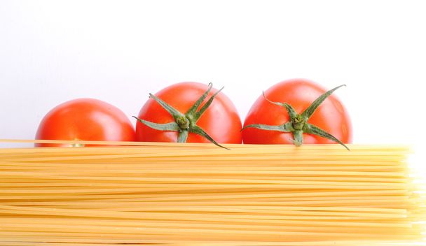 Raw spaghetti and tomatoes - Fotografie, Obrázek