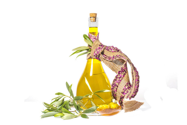 Olio extravergine di oliva, isolato
 - Foto, immagini