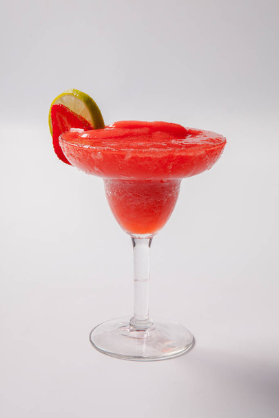 Strawberry daiquiri with lime in a glass - Foto, afbeelding