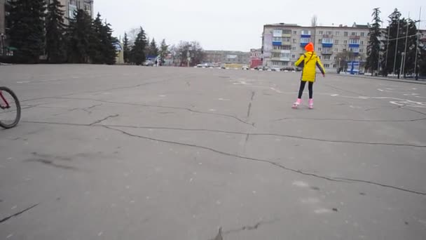 Kız paten üzerinde bahar Park tesisi - Video, Çekim