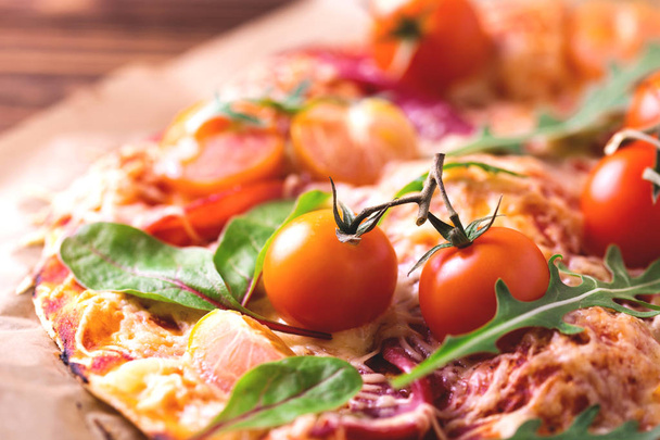 Pizza fatta in casa con pancetta, pomodori, spinaci, rucola e formaggio
 - Foto, immagini