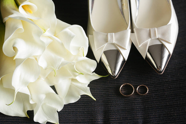 shoes with bows and wedding rings - Valokuva, kuva
