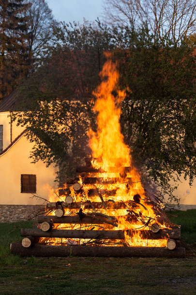 Großes Walpurgisnacht-Feuer - Foto, Bild