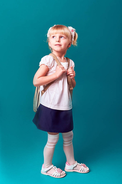 School girl with backpack smiling - Valokuva, kuva