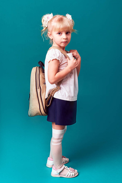 School girl with backpack smiling - 写真・画像