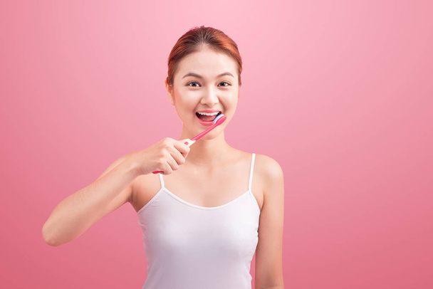 Mujer sosteniendo cepillo dental
  - Foto, imagen