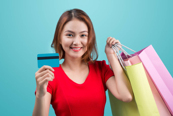 dziewczyna z karty kredytowej i torby na zakupy - Zdjęcie, obraz