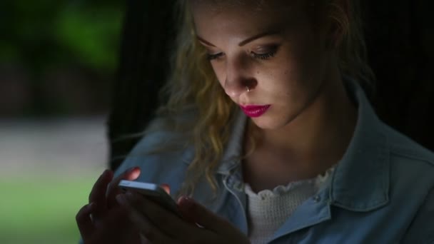 woman using smartphone at night - Video, Çekim