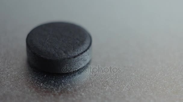 Tabletki węgla aktywowanego, na białym tle na podłoże metaliczne. - Materiał filmowy, wideo