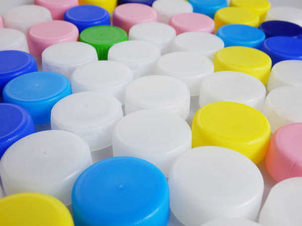 Farb-Makro-Fotografie vieler Plastikflaschenverschlüsse - Foto, Bild