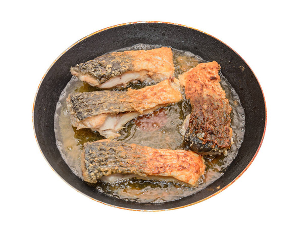 Karper visvlees gebakken in olie, krokante blik, pan koken close-up - Foto, afbeelding
