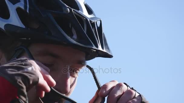 Bicyclist take off glasses close up - Filmagem, Vídeo