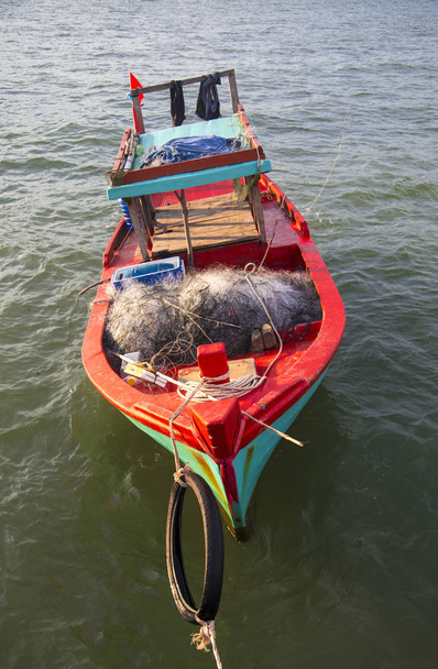 カラフルな木造漁船 - 写真・画像