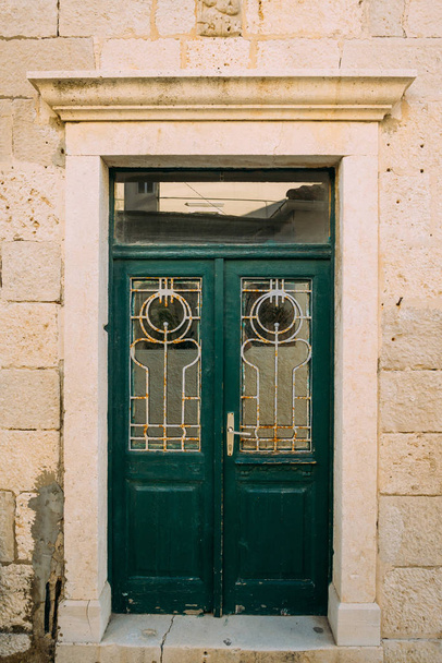 Green doors. Wood texture. Old shabby, irradiated paint. - Φωτογραφία, εικόνα