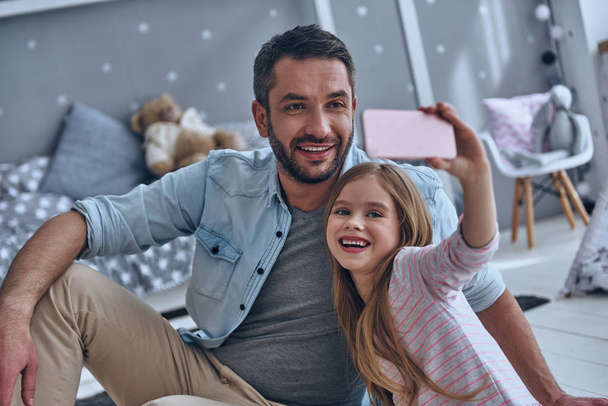 beautiful girl taking selfie with father  - Valokuva, kuva