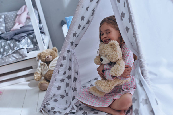 little girl embracing teddy bear - Foto, imagen