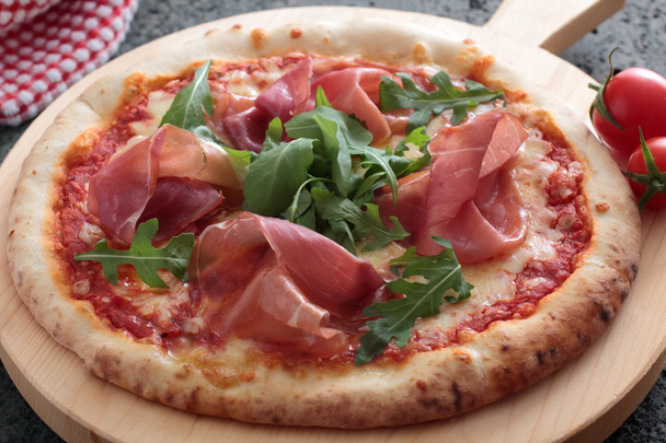 Pizza ham and arugula - Фото, изображение
