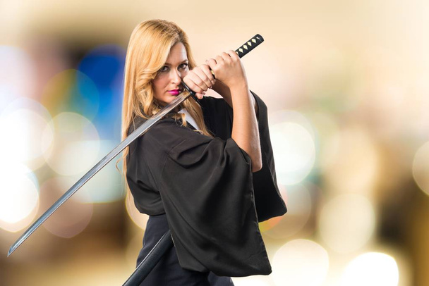 Женщина, одетая как самурай
 - Фото, изображение
