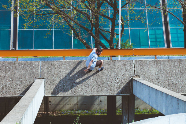 young man doing parkour in the city - Fotoğraf, Görsel
