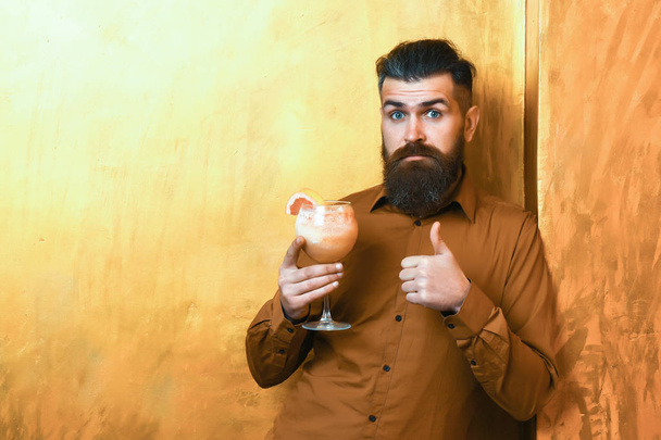 Brutal caucasian hipster holding tropical alcoholic fresh cocktail - Foto, Bild