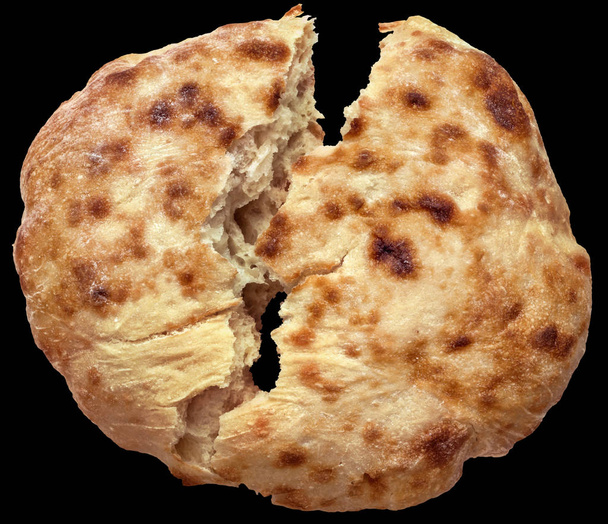 Gezuurd brood van Flatbread verscheurd In Half geïsoleerd op zwarte achtergrond - Foto, afbeelding