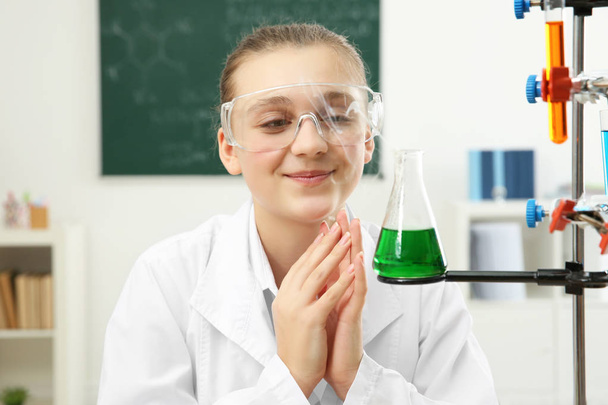 Podekscytowany piękne uczennice ogląda kolby w klasie chemii - Zdjęcie, obraz