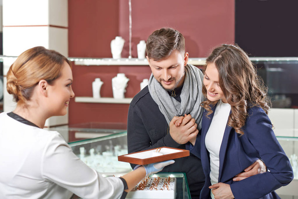 Young couple buying jewelry - Foto, Bild