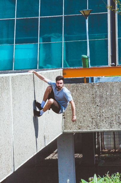 young man doing parkour in the city - Fotografie, Obrázek