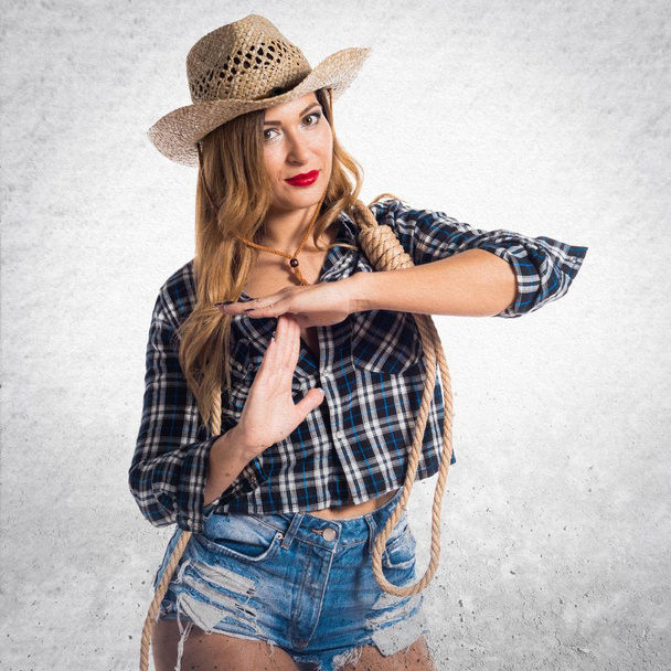 Sexy donna bionda cowgirl facendo tempo fuori gesto
 - Foto, immagini
