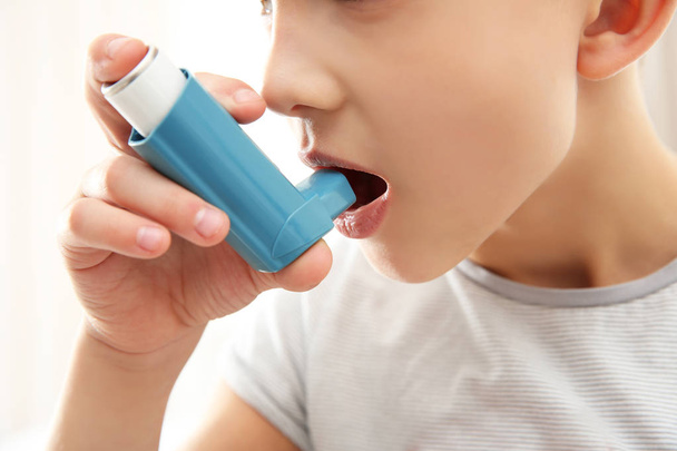 Boy using inhaler at home - Foto, Bild