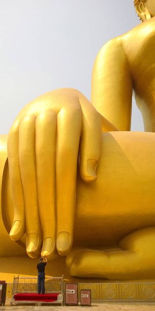 Boeddha hand en een man - Foto, afbeelding