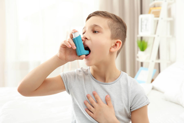 Boy using inhaler at home - Foto, Imagen